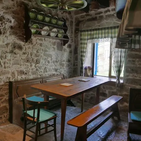 Authentic Countryhouse In Nugla בית נופש